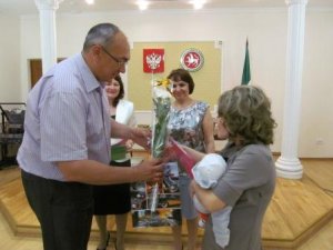 Торжественное вручение государственного сертификата на материнский (семейный) капитал