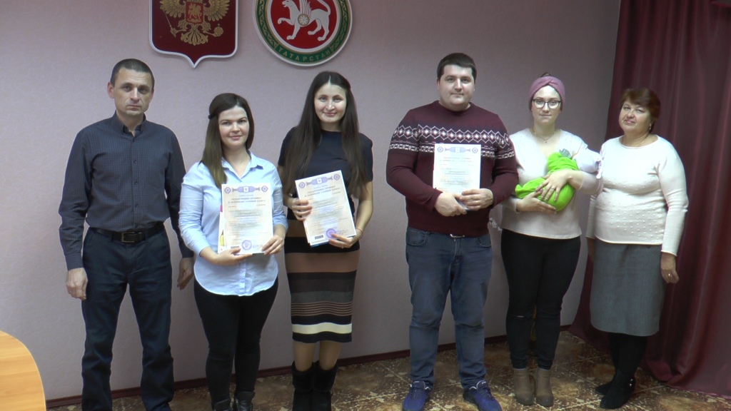 Управлением Пенсионного фонда продолжается торжественное вручение сертификатов на материнский (семейный) капитал   