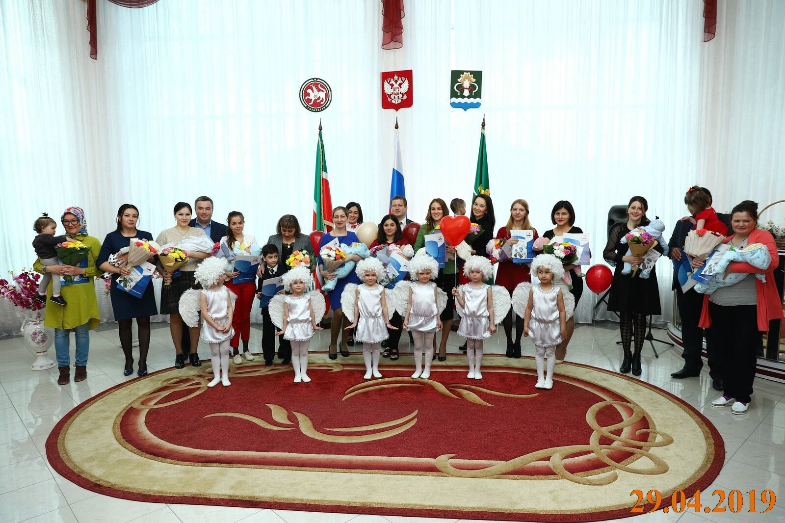 В Мамадышском отделе ЗАГС состоялось торжественное вручение сертификатов на материнский капитал