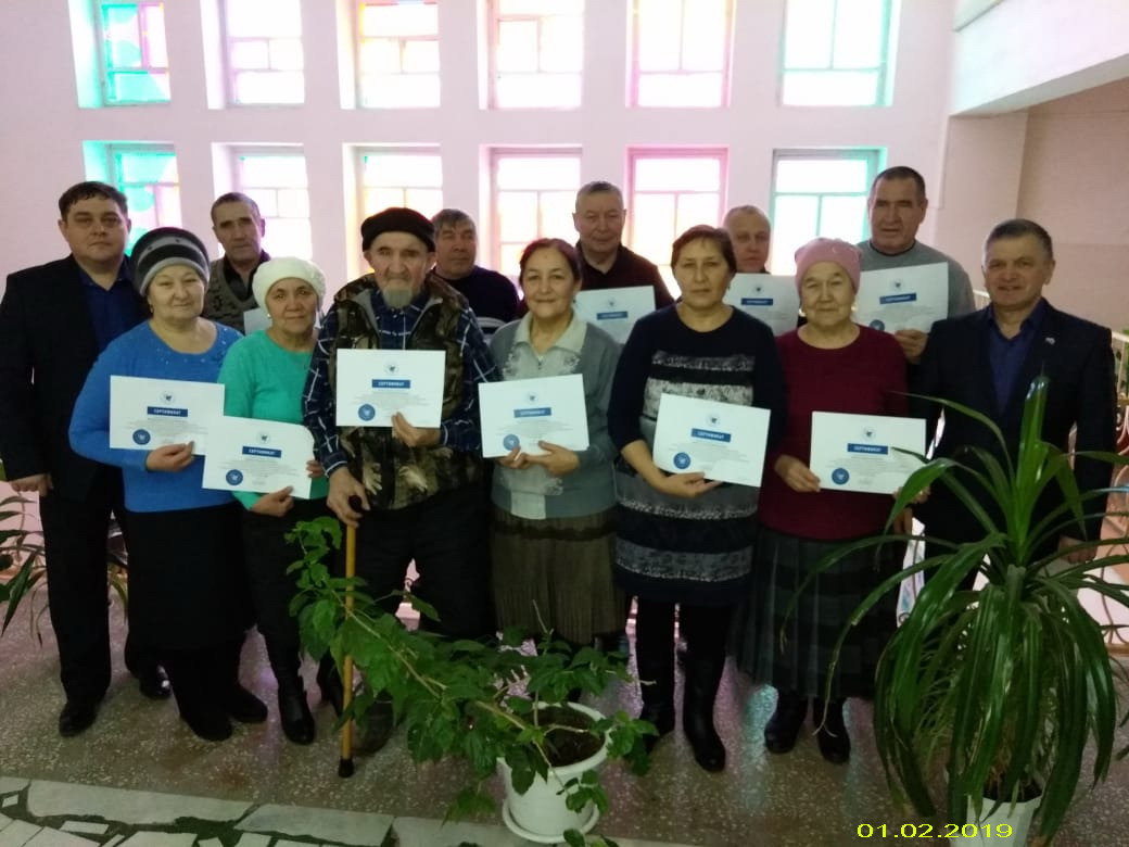 Торжественное вручение сертификатов по курсу «Основы компьютерной грамотности филиала Университета третьего возраста» в Кукморском районе