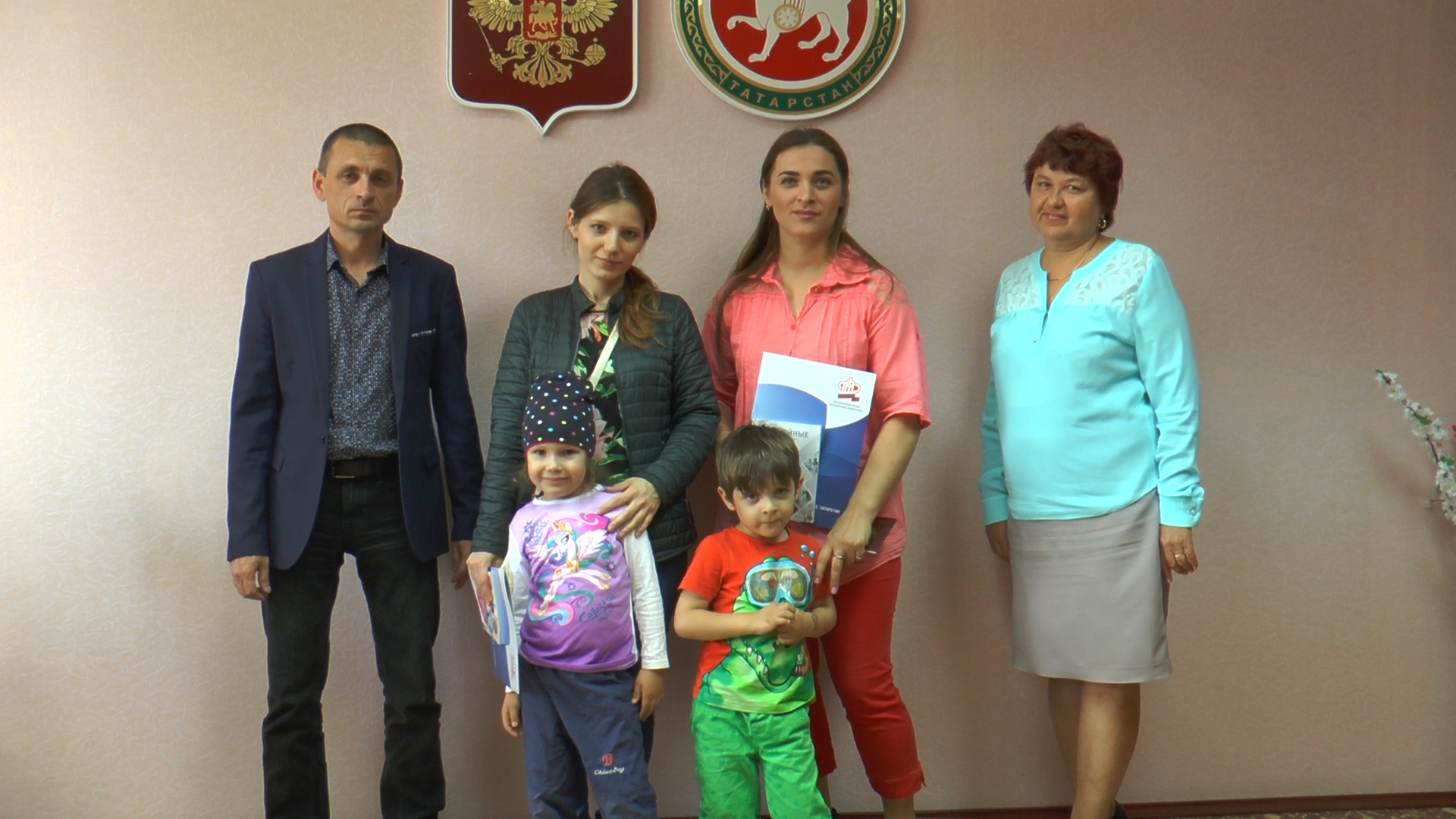 Управлением Пенсионного фонда продолжается торжественное вручение сертификатов на материнский (семейный) капитал