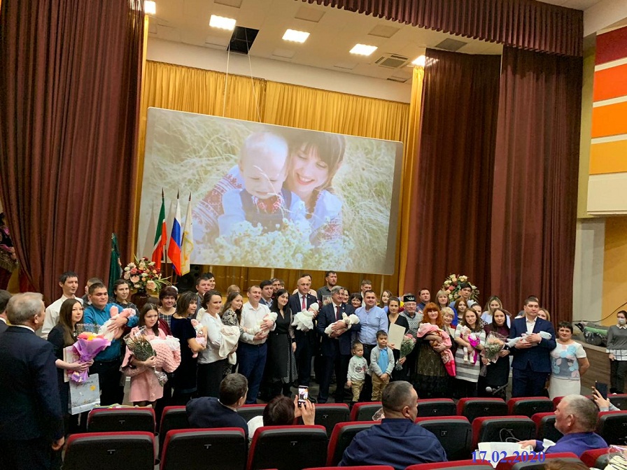 Вручение сертификатов на материнский (семейный) капитал и чествование младенцев