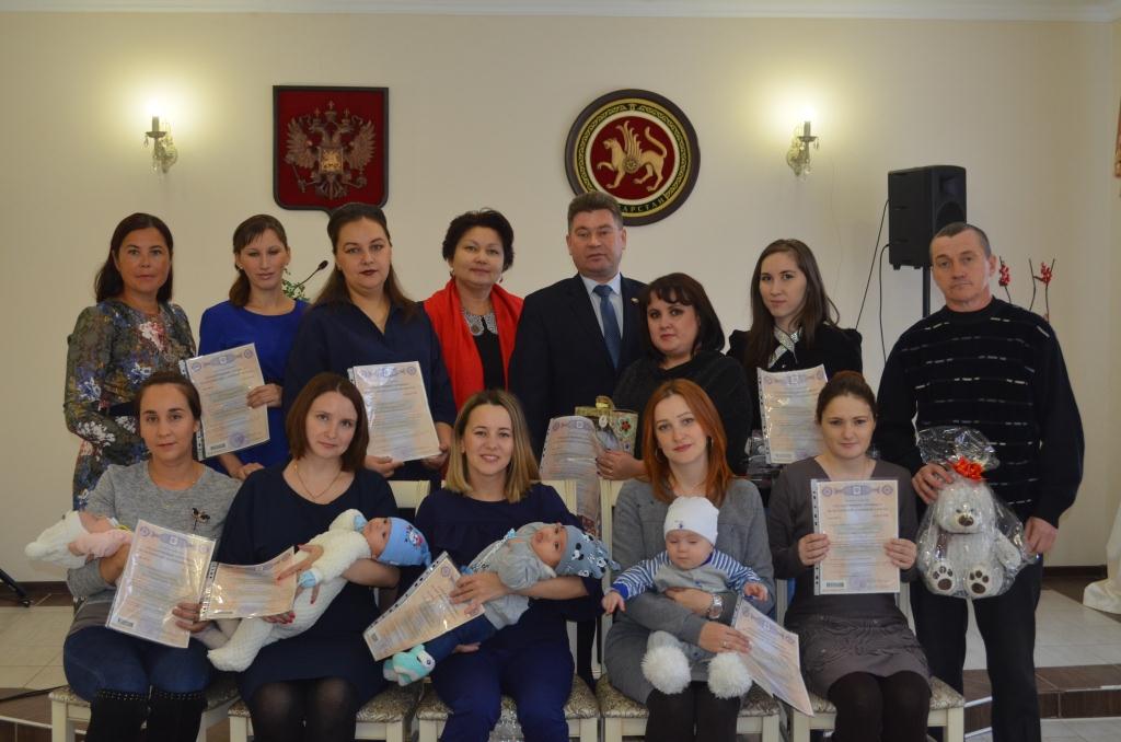 Торжественное вручение сертификатов на материнский капитал
