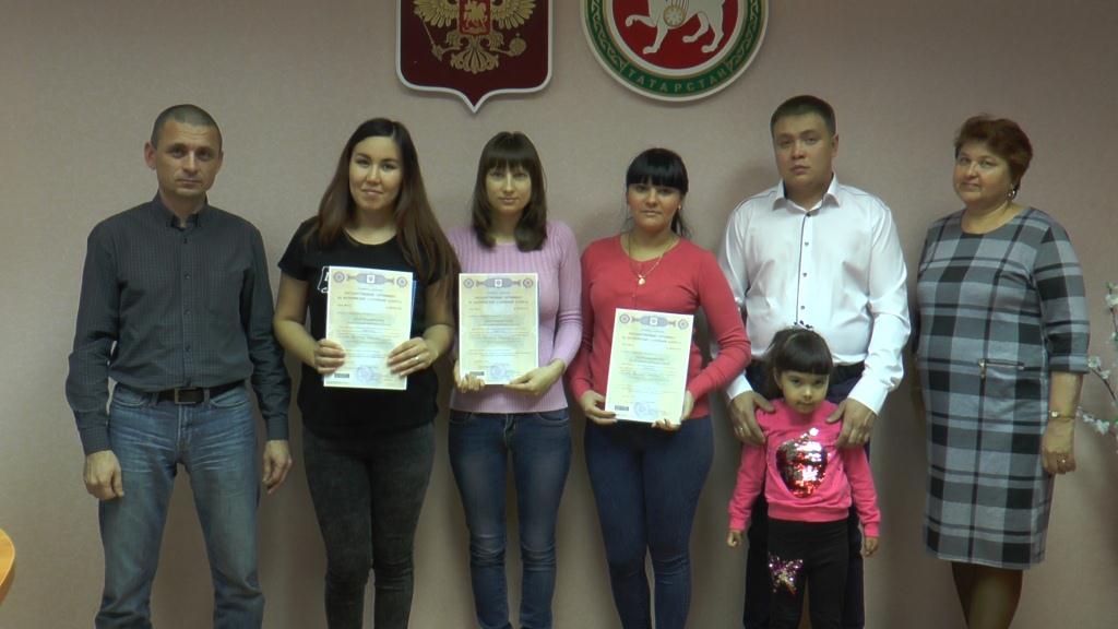 Управлением Пенсионного фонда продолжается торжественное вручение сертификатов на материнский (семейный) капитал   