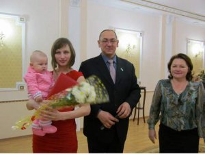 В преддверии Международного женского дня в Бавлинском районе вручен сертификат на материнский капитал В преддверии Международного женского дня в Бавлинском районе вручен сертификат на материнский капитал