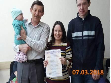 Счастливым родителям вручили сертификаты на материнский капитал.