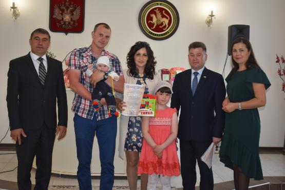 Торжественное вручение сертификатов на материнский капитал
