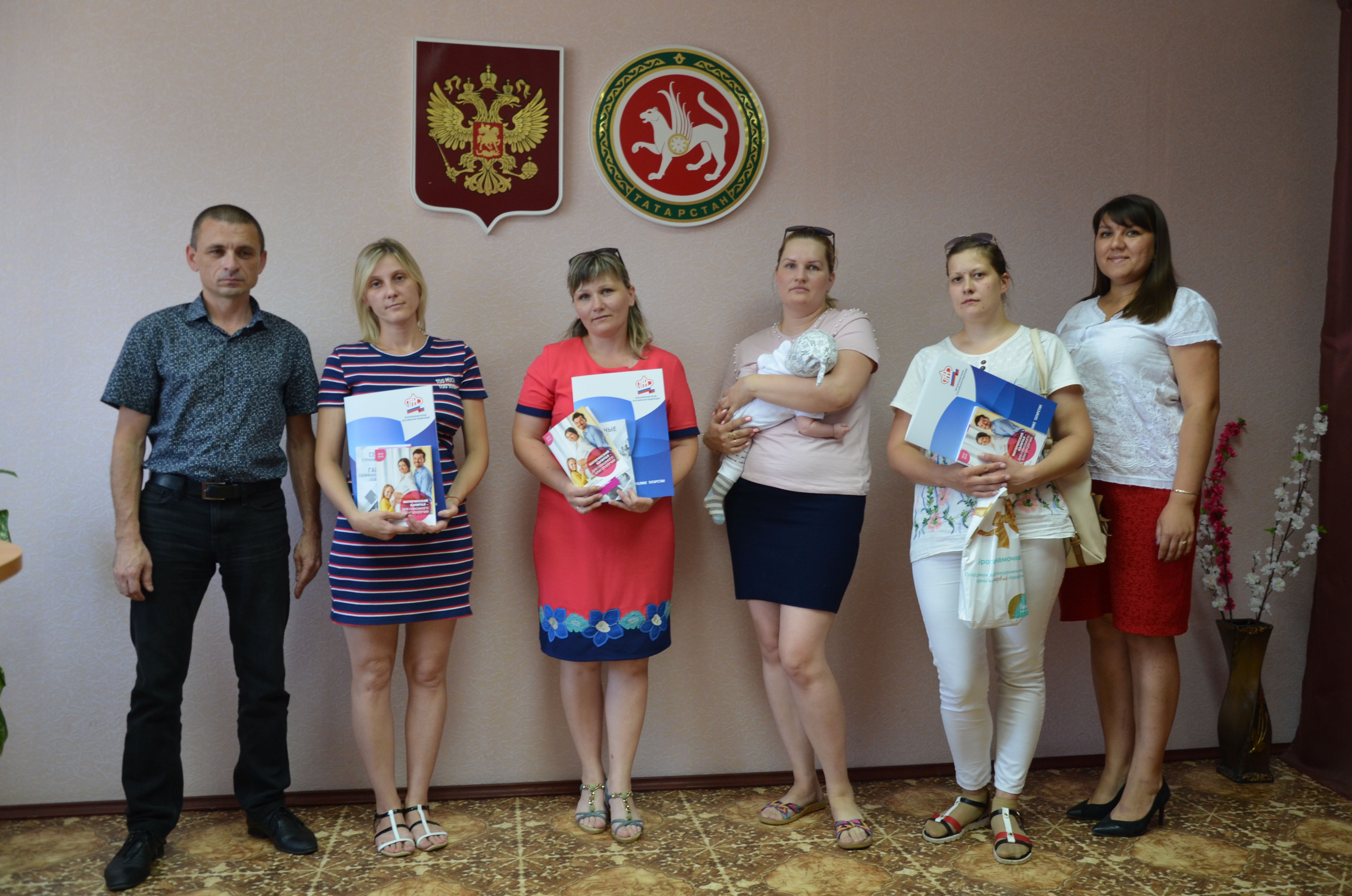 Управлением Пенсионного фонда продолжается торжественное вручение сертификатов на материнский (семейный) капитал