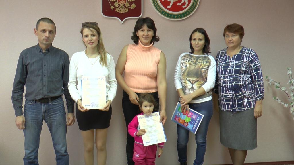 Управлением Пенсионного фонда продолжается торжественное вручение сертификатов на материнский (семейный) капитал