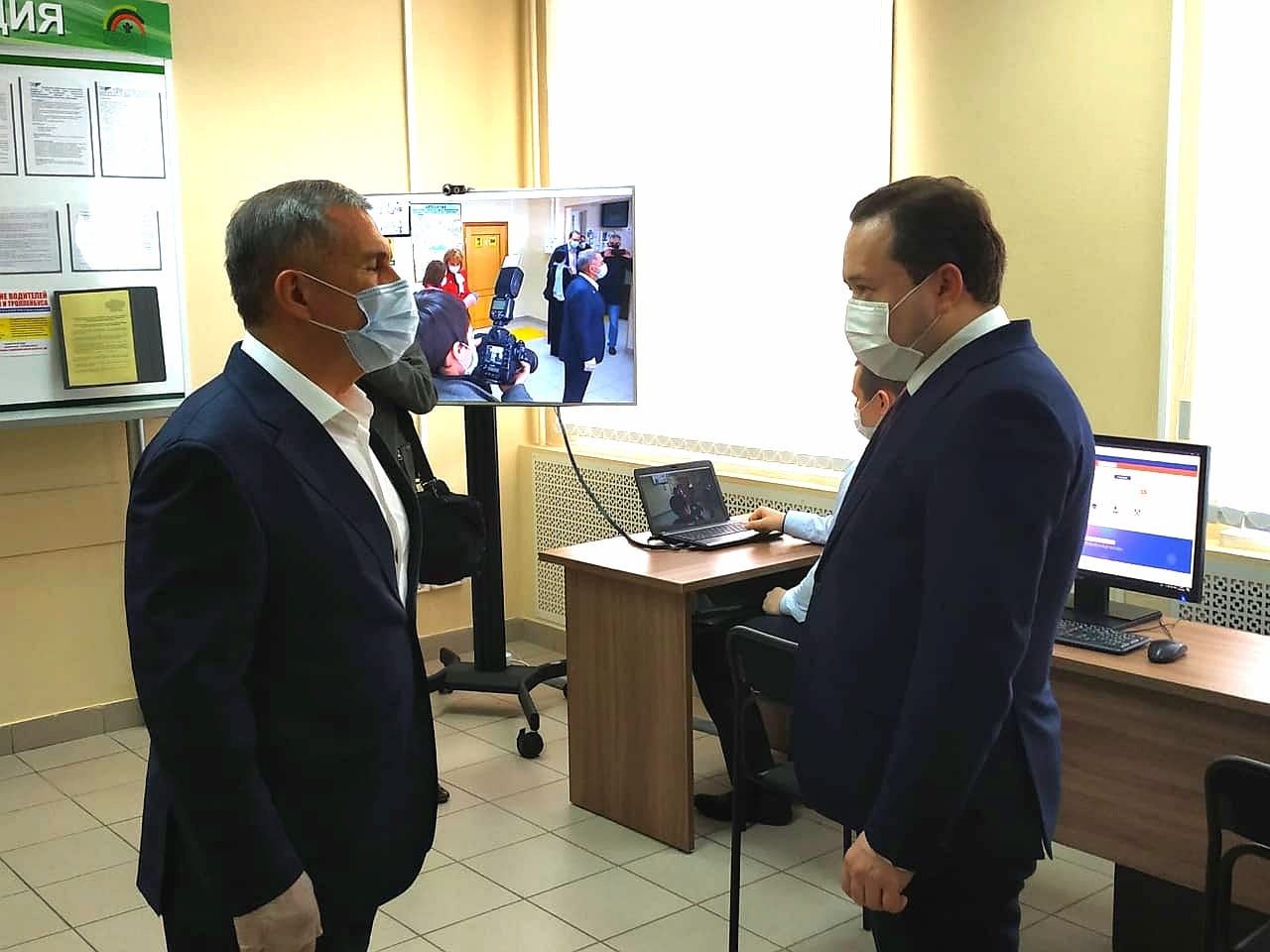 Эдуард Вафин рассказал Президенту Республики Татарстан Рустаму Минниханову о выплате 5 тысяч рублей на детей до трех лет