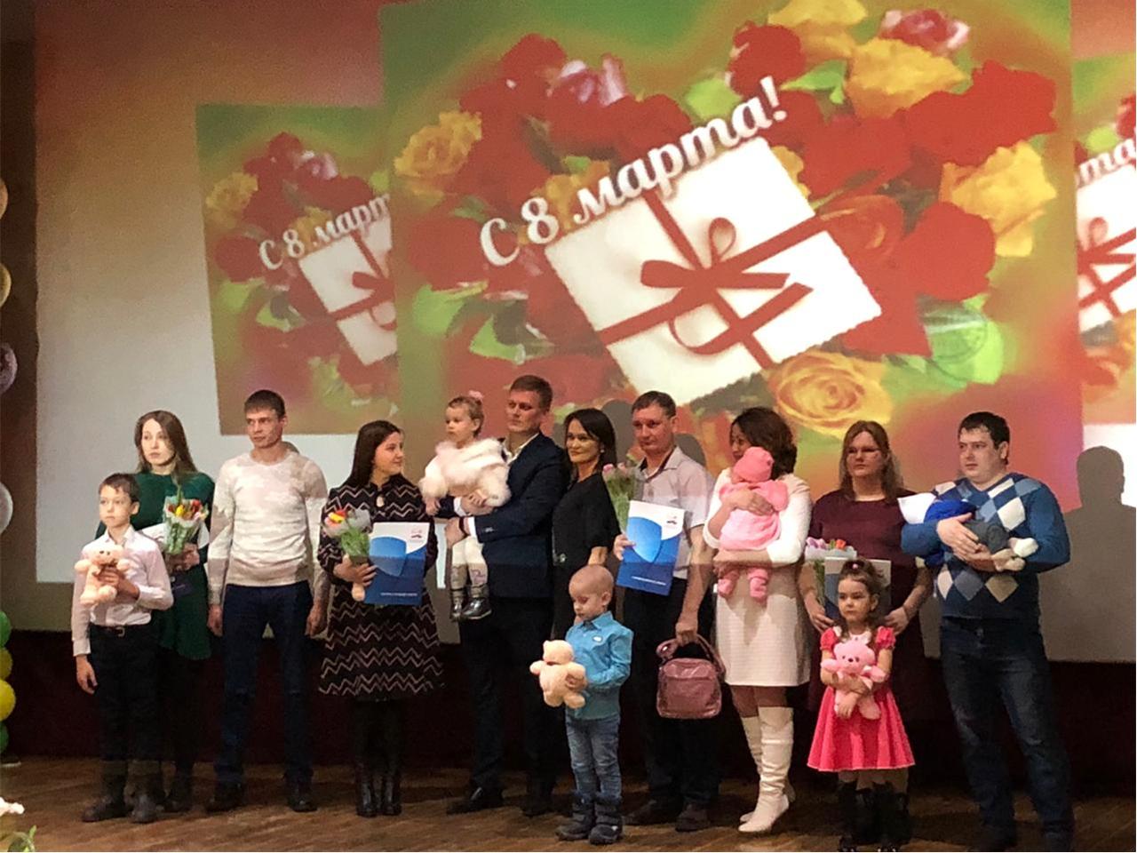 Вручение сертификатов на материнский(семейный) капитал Вручение сертификатов на материнский(семейный) капитал