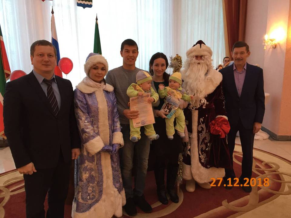 Мамадышские семьи получили сертификаты на материнский капитал из рук Деда Мороза и Снегурочки