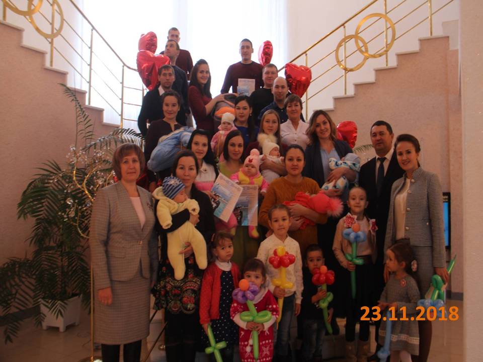 В преддверии Дня матери в отделе ЗАГС вручили сертификаты на материнский капитал