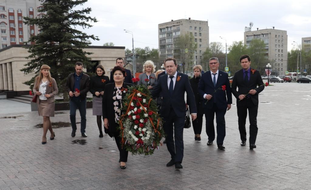 Сотрудники татарстанского Пенсионного Фонда возложили венок к вечному огню