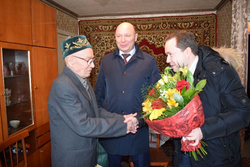 Эдуард Вафин поздравил ветерана тыла с 90-летием