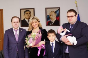 Эдуард Вафин поздравил обладателей 200 тысячного сертификата на материнский капитал