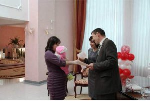 В отделе ЗАГС вручили сертификаты на Материнский (семейный) капитал
