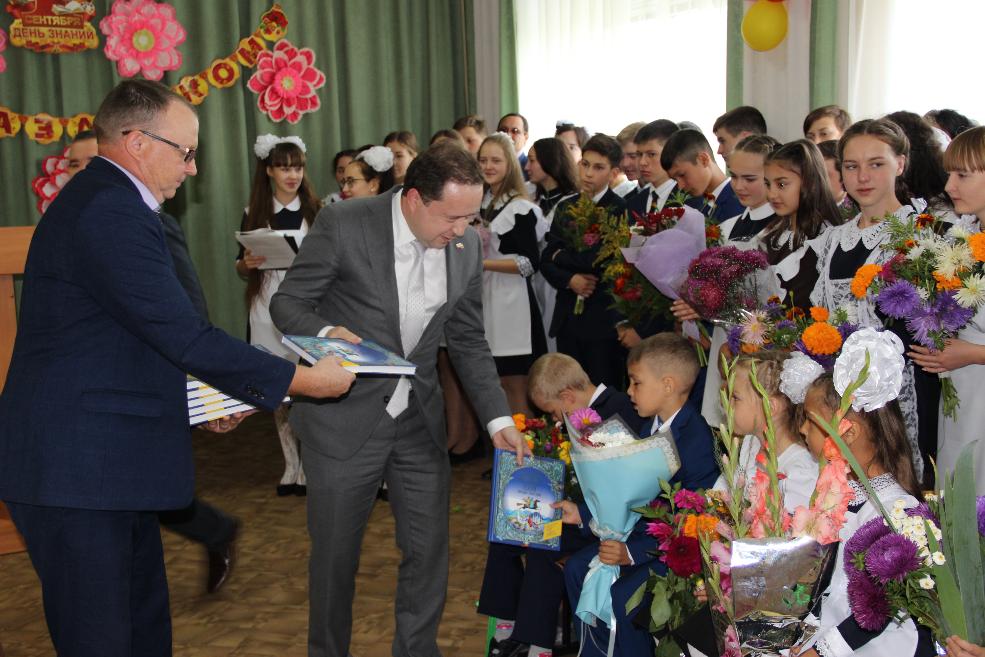 Эдуард Вафин поздравил школьников Тукаевского района с началом учебного года (Видео)