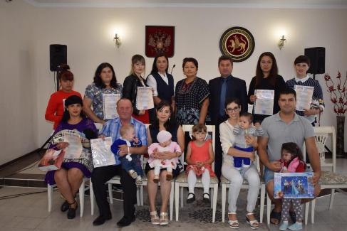 Торжественное вручение сертификатов на материнский капитал
