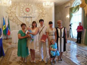 В Нижнекамске состоялось вручение 10 000-го сертификата на материнский капитал