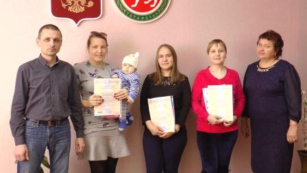 Управлением Пенсионного фонда продолжается торжественное вручение сертификатов на материнский (семейный) капитал   
