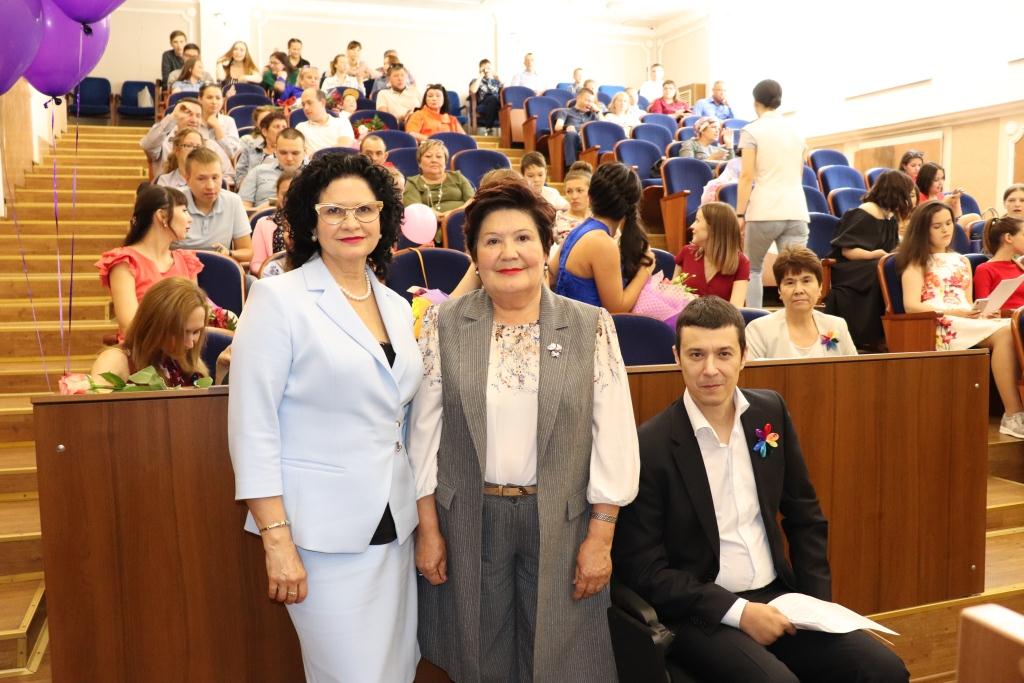 Руководство Отделения ПФР вручило дипломы будущим социальным работникам